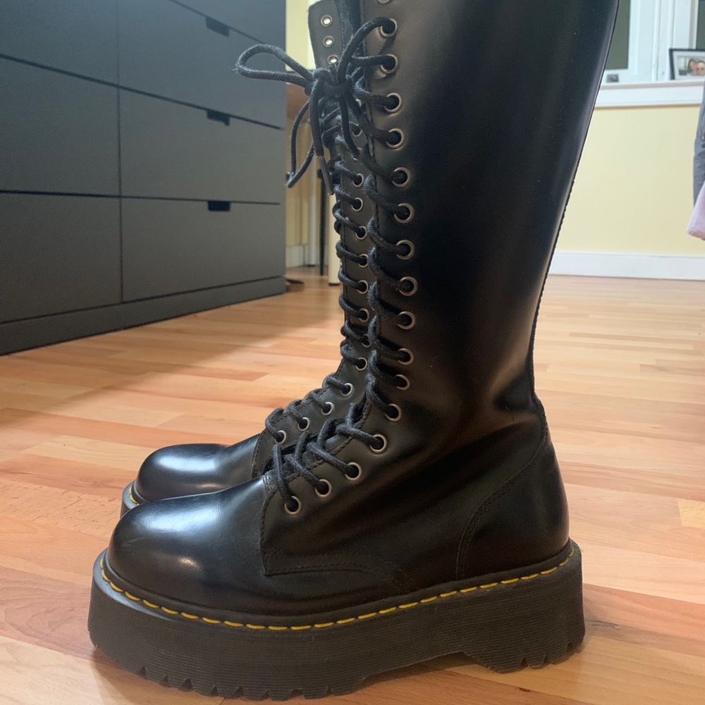 RARE 20 eye Dr. Marten platform Britain boots